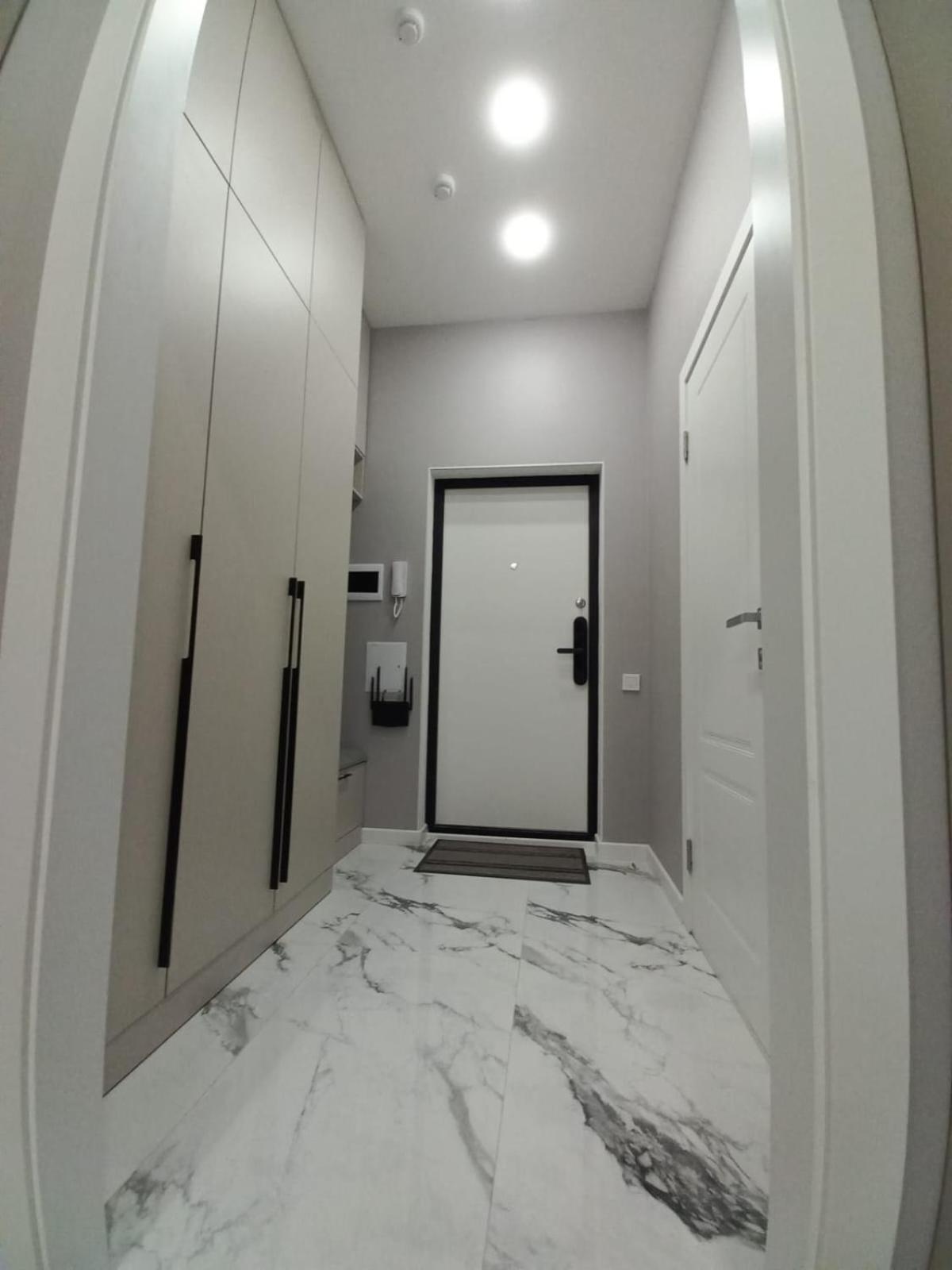 Apartment современная 1 комнатная в центре для 3 гостей Almaty