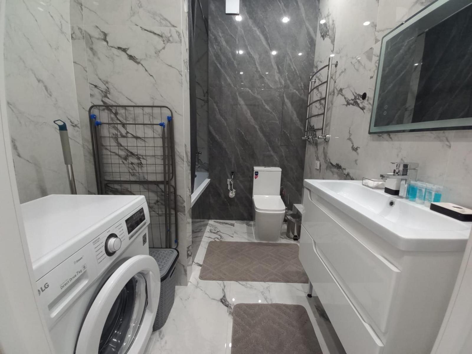 Apartment современная 1 комнатная в центре для 3 гостей Almaty
