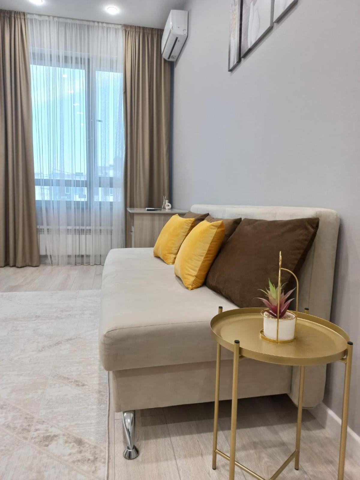 Apartment современная 1 комнатная в центре для 3 гостей Almaty